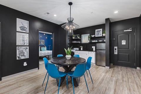 Seating for 6 at the dining table. Fully equipped kitchen!