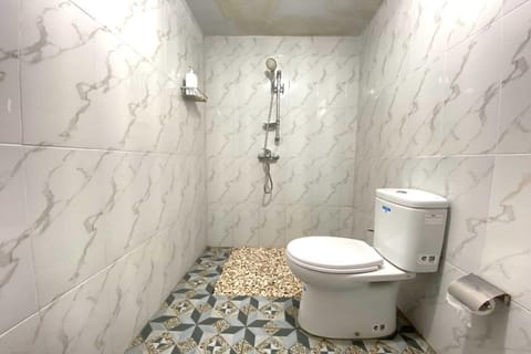 Deluxe Studio | Bathroom | Shower, soap