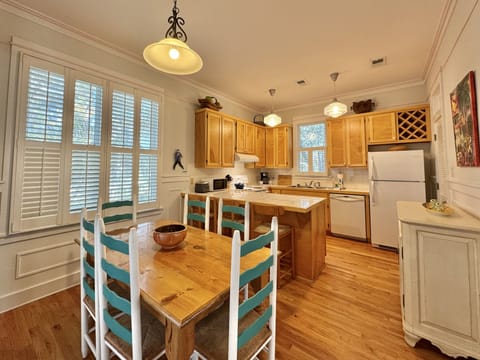 DINING AREA NEXT TO KITCHEN, COMMUNAL SPACE