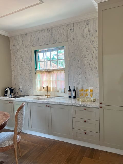 CASA VERDE E BRANCA COMPLETA 1 SUITE | Living area | 55-inch LCD TV with digital channels, Netflix, streaming services