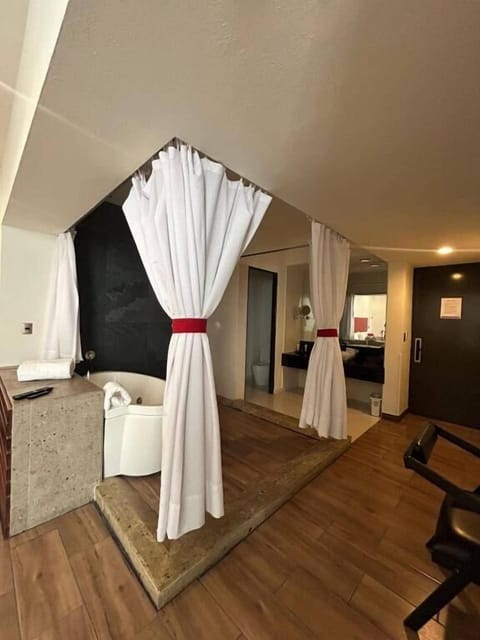 Master Suite Room | Private spa tub