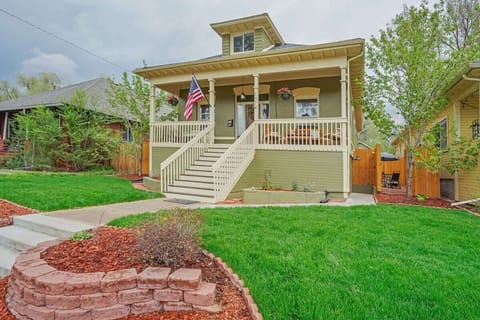 Nature's Embrace Awaits! Your Rental is Nestled Amidst Lush Greenery, Offering an Invigorating Ambiance and Fresh, Crisp Air. Ideal for Your Perfect Vacation!