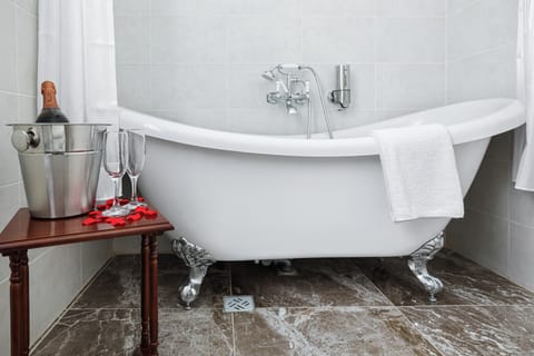 Apartment 3 | Bathroom | Shower, free toiletries, hair dryer, towels