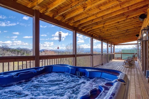 Pigeon Forge Cabin "Cozy Cub Cabin" - Hot tub with mountain views