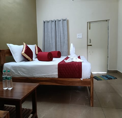 Deluxe Room, 1 Queen Bed | Hypo-allergenic bedding, desk, free WiFi, bed sheets