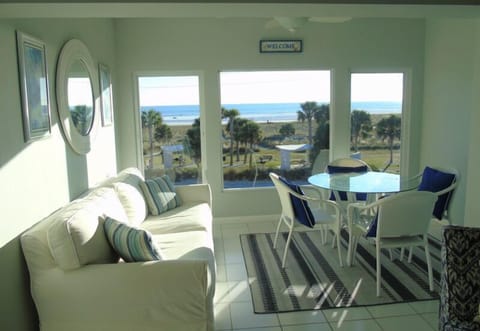 Screened lanai with comfortable seating