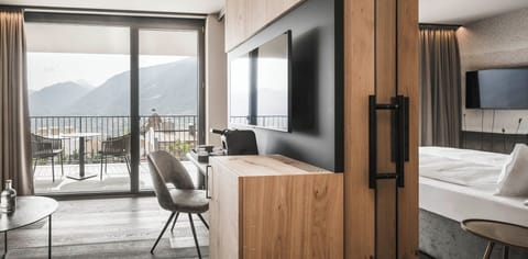 Minibar, in-room safe, soundproofing, bed sheets