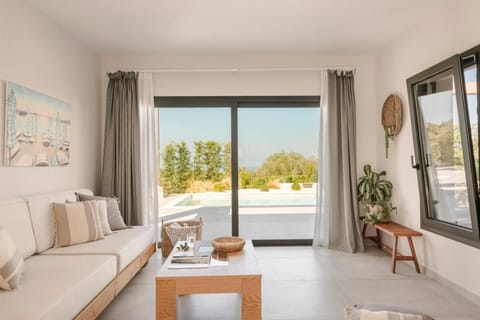 House | 2 bedrooms, desk