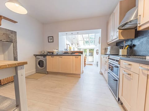 Fully equipped kitchen with oven, ceramic hob, microwave, dishwasher and washer/dryer