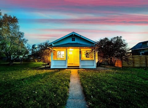 Follow the warm and inviting light into this luxurious cozy jungalow bungalow!