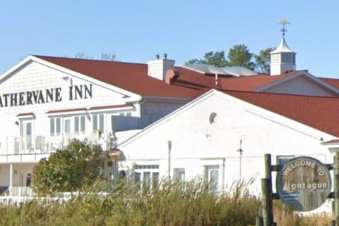 Apartment Facing White Lake