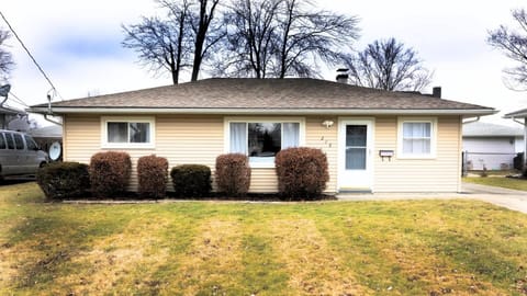 Welcome to your home away from home in Berea, Ohio! Enjoy a relaxing and comfortable stay, with easy access to local attractions like Berea Falls, dining, and scenic trails, making it the perfect base for your getaway.