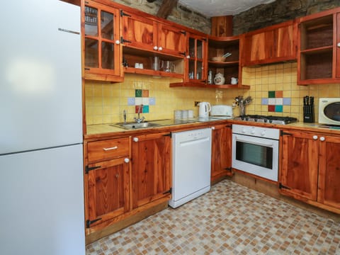 Dishwasher, electric kettle, toaster, cookware/dishes/utensils