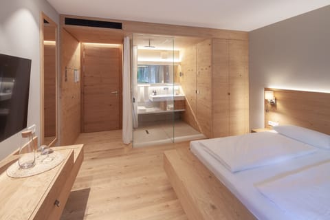 Classic Double Room | Bathroom | Shower, rainfall showerhead, hair dryer, bathrobes