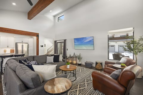 Elevate your senses with the perfect mix of mountain aesthetics and modern living