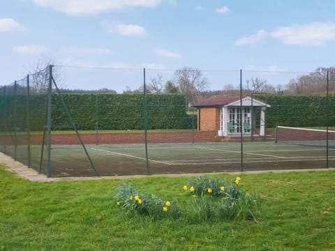 Tennis court | Cottage 5 - Oaklands Farm, East Tytherley