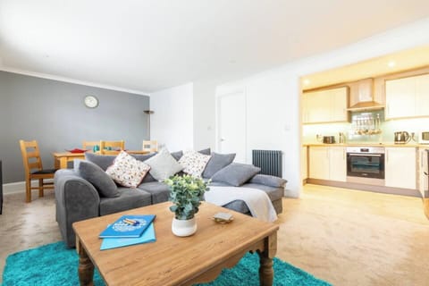 Open plan living room, dining area & kitchen