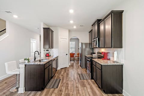 This fully equipped kitchen with modern appliances is ideal for preparing meals with fresh groceries from nearby Kroger or Albertsons. Perfect for long-term stays, offering all the essentials for comfortable living.
