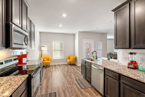 The open kitchen layout provides ample space for cooking and dining. After stocking up on groceries from nearby Alnoor International Food or Kroger, enjoy meals in this convenient and well-lit space.

