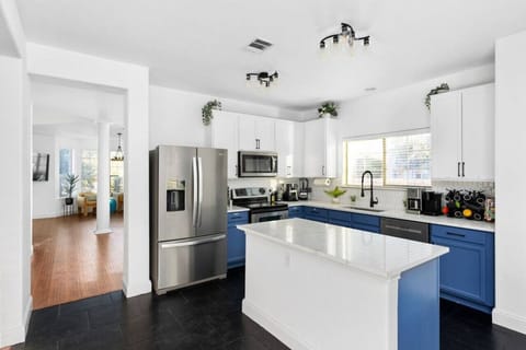 Fully equipped kitchen equipped with microwave, stove, oven, fridge, coffee machine, complimentary coffee, toaster, and more. 🍽️