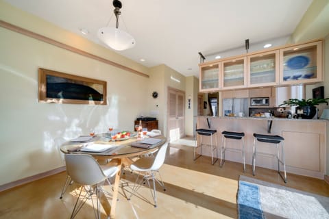 Dining table that seats 6, Ocean views and opt to the living room with gas fireplace, Direct TV, Ocean views, Surround sound, Overhead fans