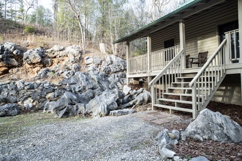 Bear Rock Cabin - unique and cozy and tons of privacy. 