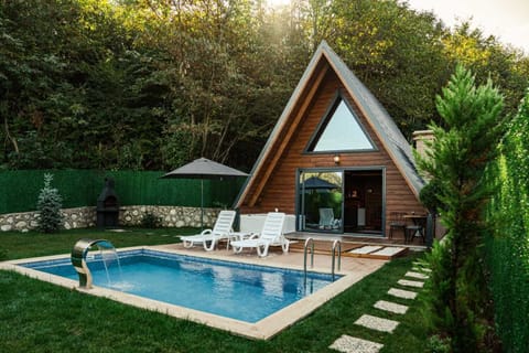 6 outdoor pools