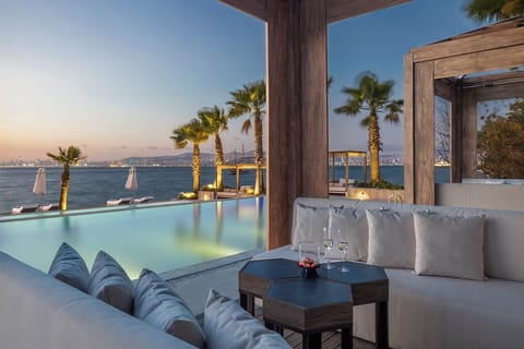 Poolside bar