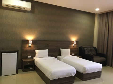 Standard Twin Room | Minibar, in-room safe, desk, blackout drapes