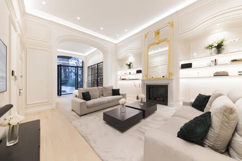 Luxury Apartment, 3 Bedrooms, Non Smoking, Private Bathroom | Living area | 100-cm Smart TV with satellite channels, fireplace, Netflix