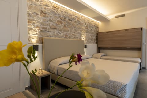 Deluxe Room | In-room safe, desk, blackout drapes, soundproofing