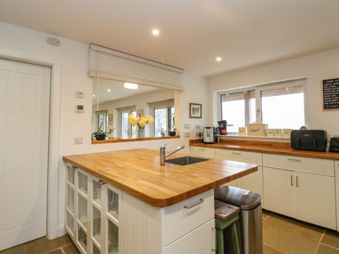 Cottage | Private kitchen | Dishwasher, electric kettle, toaster, cookware/dishes/utensils