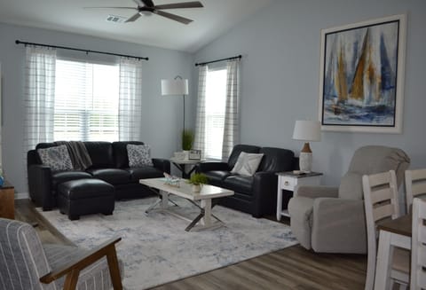 Living space seats 7 with leather sofa and loveseat