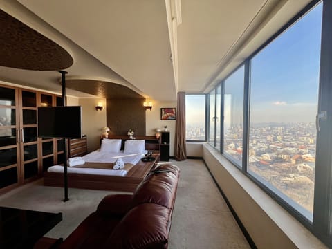 Luxury Suite | Minibar, desk, iron/ironing board, free WiFi