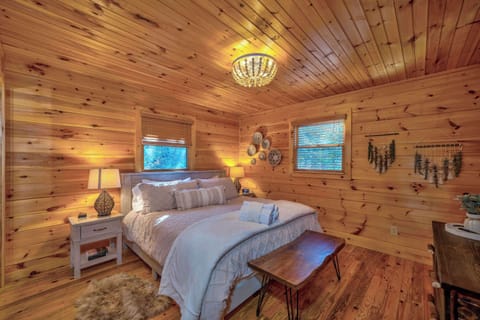 Cabin, Multiple Beds, Hot Tub, Mountain View (Misty Creek Cabin) | 3 bedrooms, individually decorated, individually furnished, free WiFi