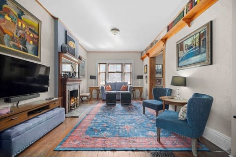 Spacious living room with smart TV (fireplace is not operable)