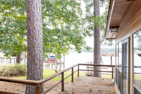 Outside Retreat - Deck with the lake view