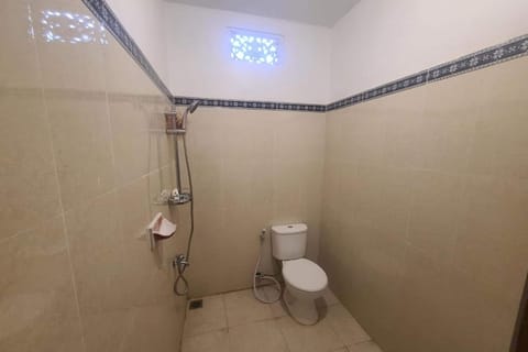 Standard Double Room | Bathroom | Shower, rainfall showerhead, free toiletries, towels