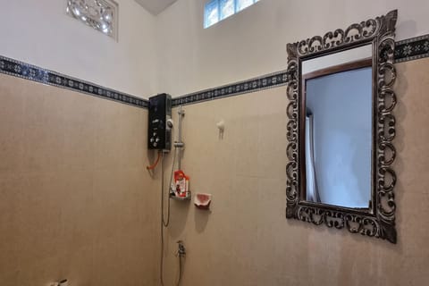 Standard Double Room | Bathroom | Shower, rainfall showerhead, free toiletries, towels
