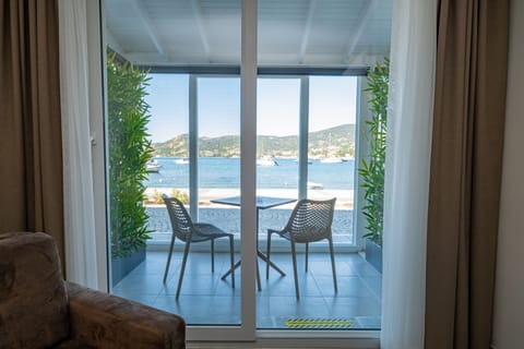 Superior Suite | Living area | Flat-screen TV
