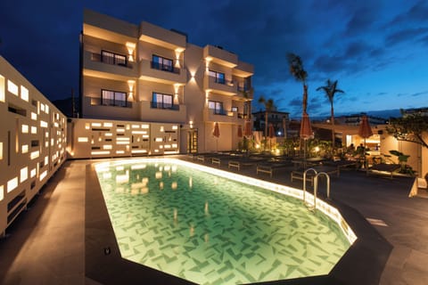 Seasonal outdoor pool, open 7:00 AM to 7:00 PM, pool umbrellas