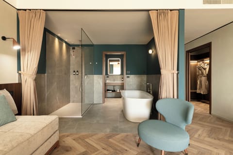 Junior Suite | Bathroom | Shower, rainfall showerhead, designer toiletries, hair dryer