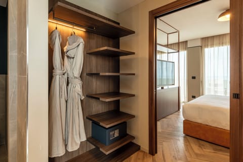 Junior Suite | Egyptian cotton sheets, premium bedding, down comforters, minibar