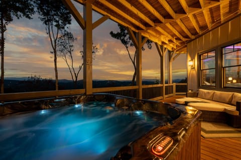 Wine Down Ridge - Hot Tub at Dusk
