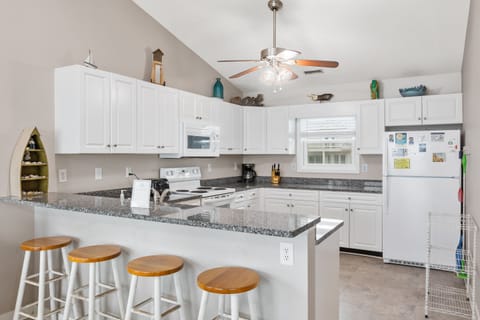 Fully Equipped Kitchen + Breakfast Bar Seating for 4