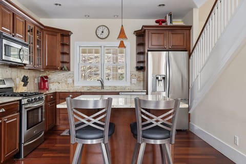 Delicious vacation meals come easily out of this awesome fully-equipped kitchen.
