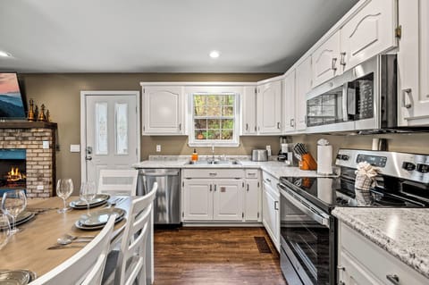 Smoky Mountain Game Den's fully equipped kitchen