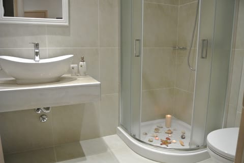 Standard Quadruple Room | Bathroom | Shower, hydromassage showerhead, hair dryer, towels