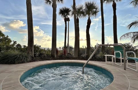 Complex Tennis/Pickelball Courts