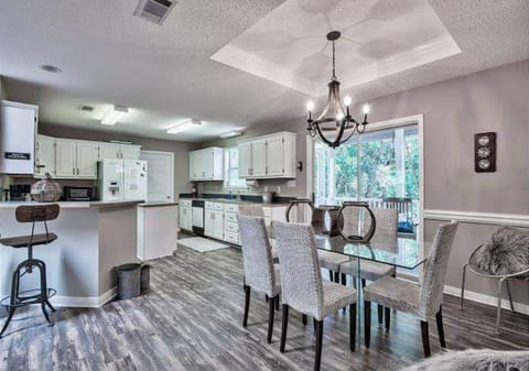 Open concept well-equipped kitchen & laundry room